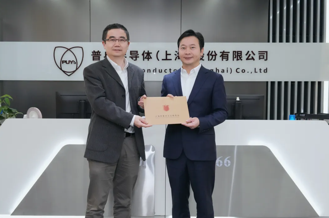 浦东新区领导莅临微扑克俱乐部股份调研指导(图1)